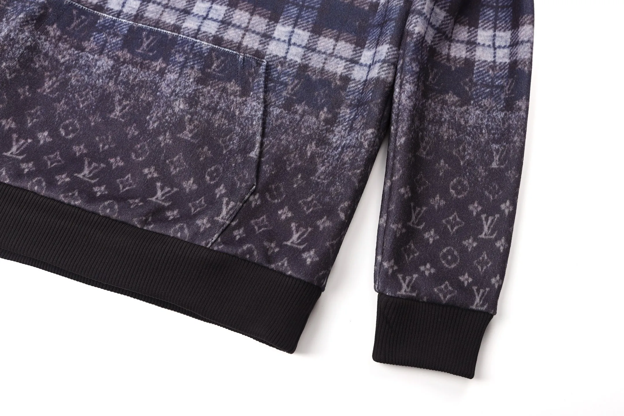 🅿️560 1v 25SS plaid gradient wool blend hooded sweatshirt The original version was purchased for RMB 15,100 and developed. The fabric is made of wool blended nylon. This hooded sweatshirt uses splicing technology to create a layered texture: the upper part is made of wool blended fabric to create a blue-gray plaid pattern, and is pre-shrunk to ensure a stable shape; the lower part and sleeves use digital printing technology to present a gradient Monogram dark pattern, and the ink penetrates the fiber to achieve high color fastness. The hood has a built-in invisible lining to enhance stiffness, and the drawstring is made of wear-resistant nylon rope with a metal bell for smooth pulling. The front kangaroo pocket is made of welted bag technology, and the edge of the bag mouth is reinforced with double stitching. The cuffs and hem are made of ribbed knitted fabric, and the elastic hemming fits the body shape. The seams throughout the garment are high-strength stitches of the same color. Precision sewing with 12 stitches every 3cm improves durability. The overall craftsmanship takes into account both visual details and practical durability. The overall wiring is straight and delicate, the fabric is comfortable and soft, and the color is consistent without color difference. It can be matched with the same style to create a fashionable look and control various occasions. Customized accessories, complete with three standards, the same style for men and women. Size:S-M-L-XL